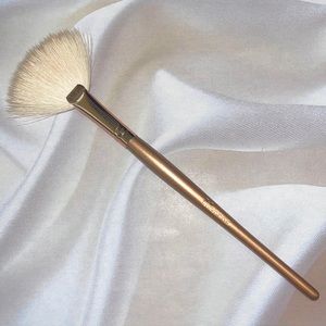 ✨Morphe Gold Fan Brush